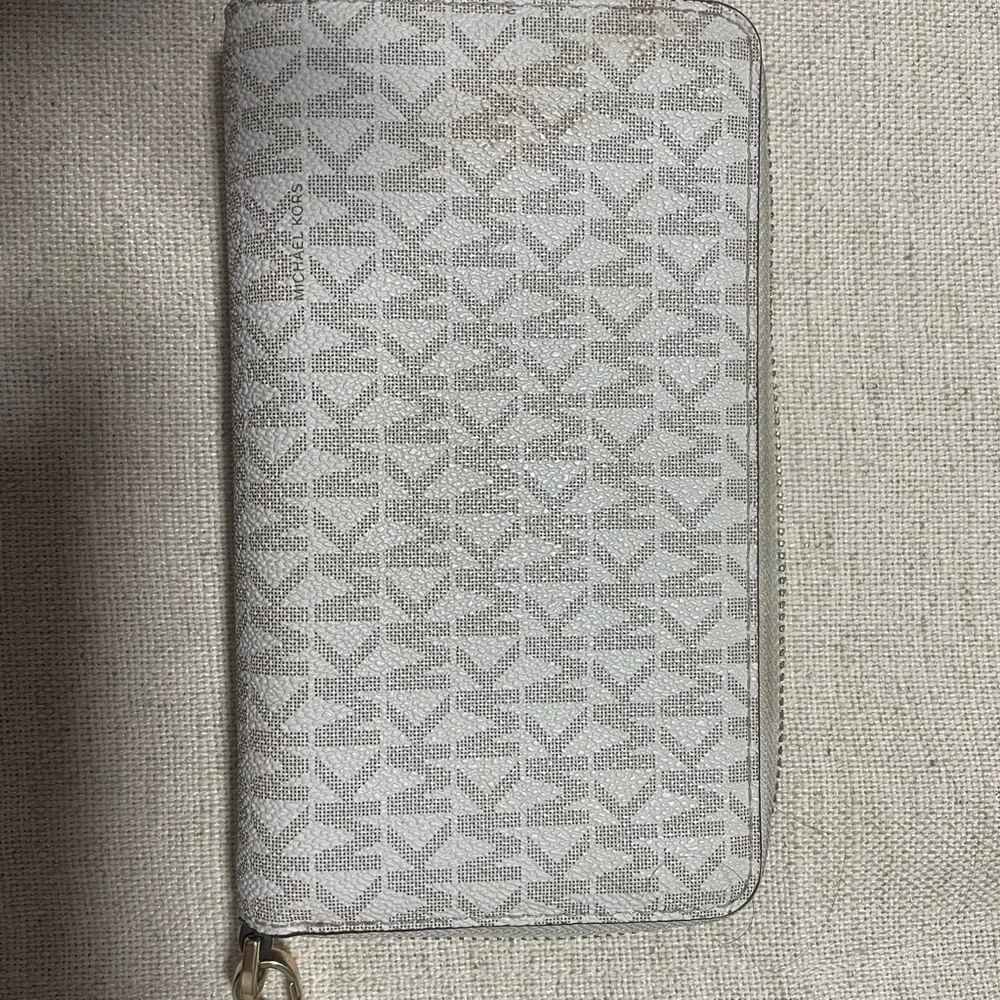 Selling my Michael Kors Purse and Wristlet - Picture 5 of 6